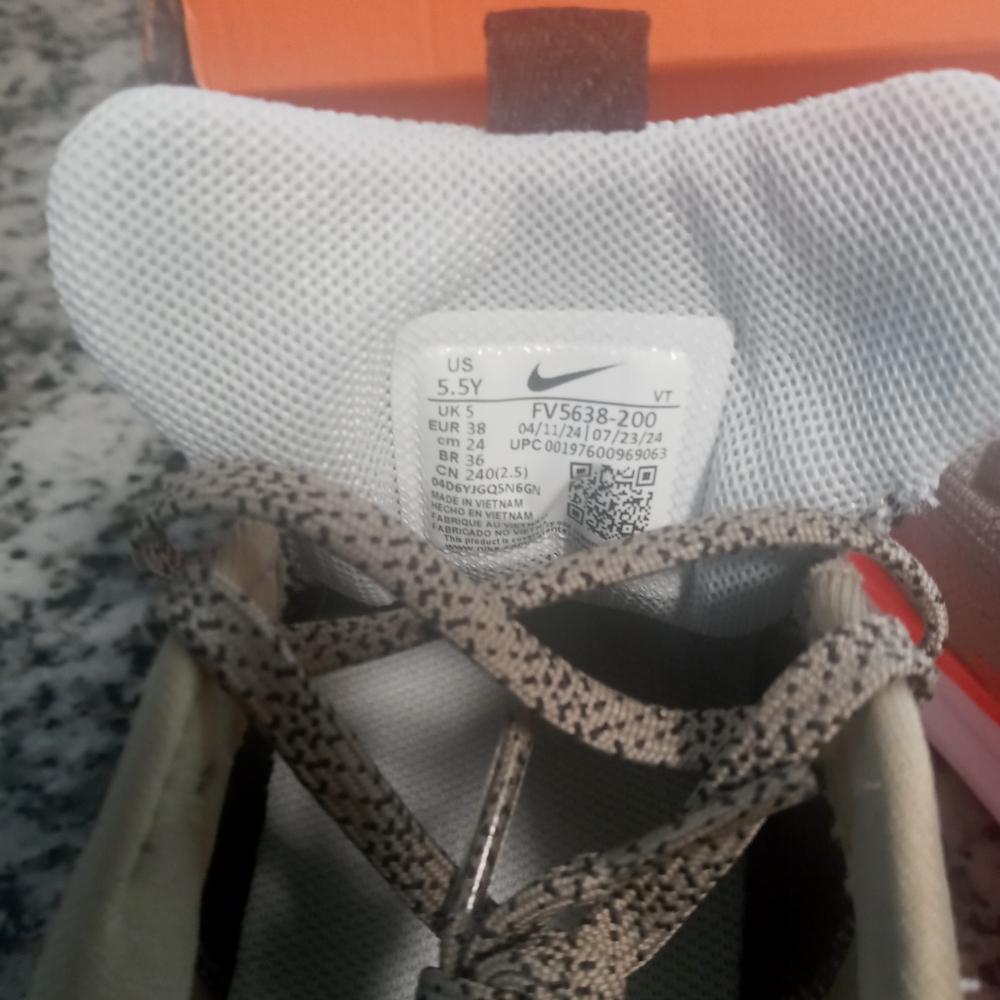 Brand New Nike Kids Pegasus Olive/Orange Sneakers Size 5.5Y - Picture 4 of 9